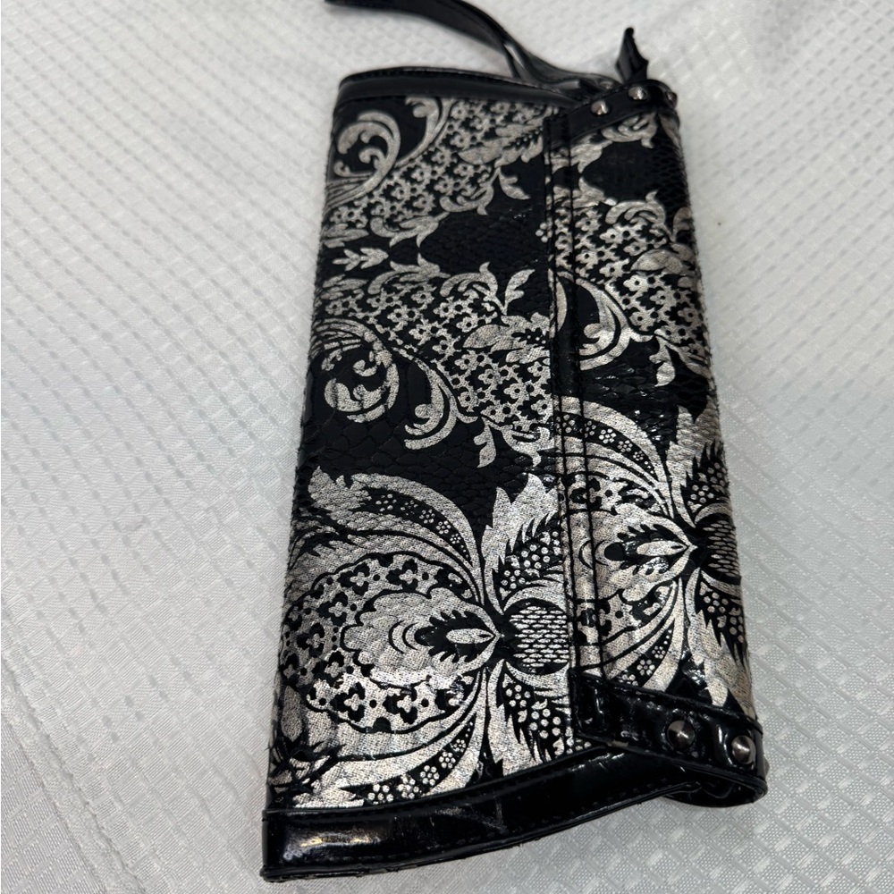 Elegant Black and Silver Clutch - Picture 2 of 4